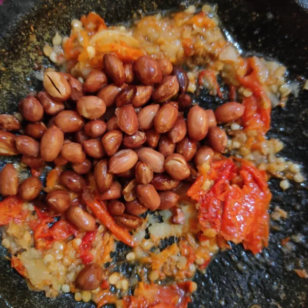 Ulek semua bahan sambel kecuali air.