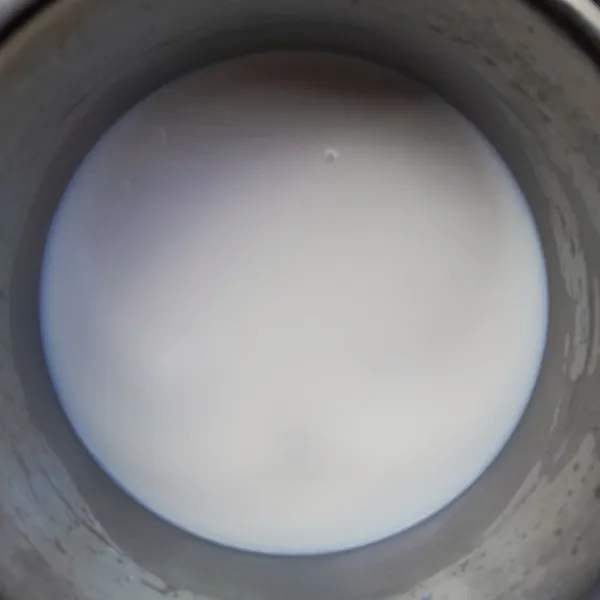 Saus vla : Siapkan panci, masukkan semua bahan vla, aduk rata. Nyalakan kompor, masak vla dengan api kecil dan sambil terus diaduk hingga saus vla mendidih. Angkat dan saring. Biarkan uap panas nya hilang.