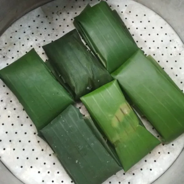 Kukus selama 15 menit kemudian angkat dan dinginkan.