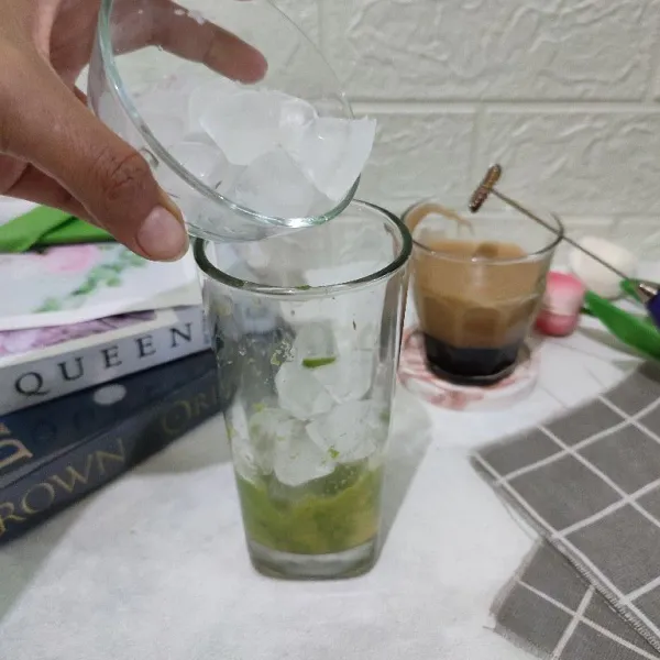 Tambahkan ice cube.