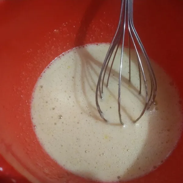 Kocok telur dan gula pasir sampai agak larut dan berbusa.