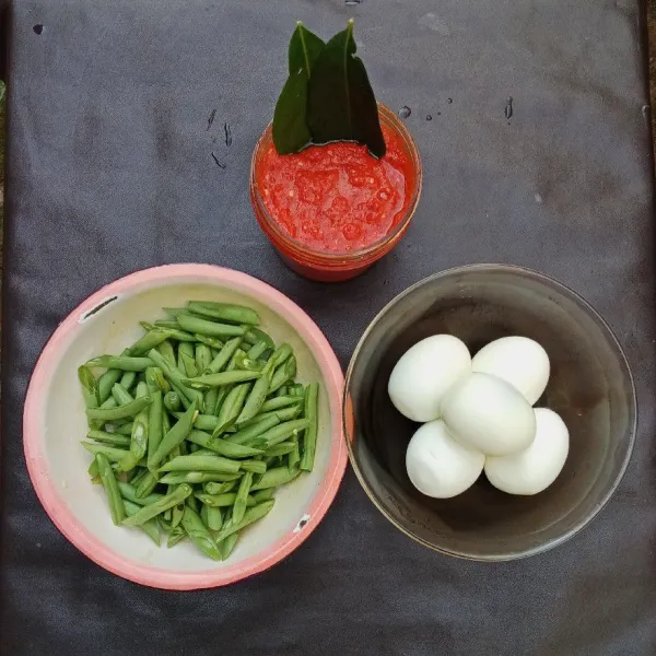 Siapkan buncis, telor, dan cabai yang telah dihaluskan.