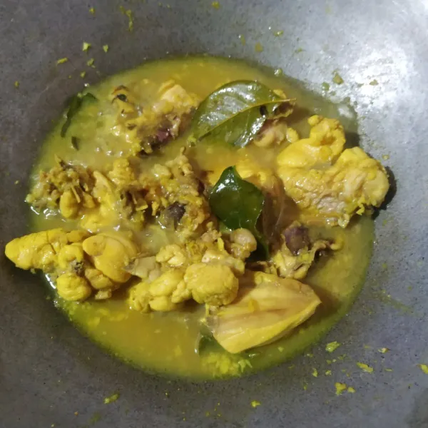 Ungkep hingga ayam empuk dan airnya habis. Aduk sesekali.