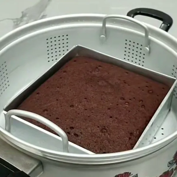 Periksa kematangan dengan lidi, jika sudah tidak lengket. Keluarkan dari loyang, lalu potong-potong dan siap disajikan.