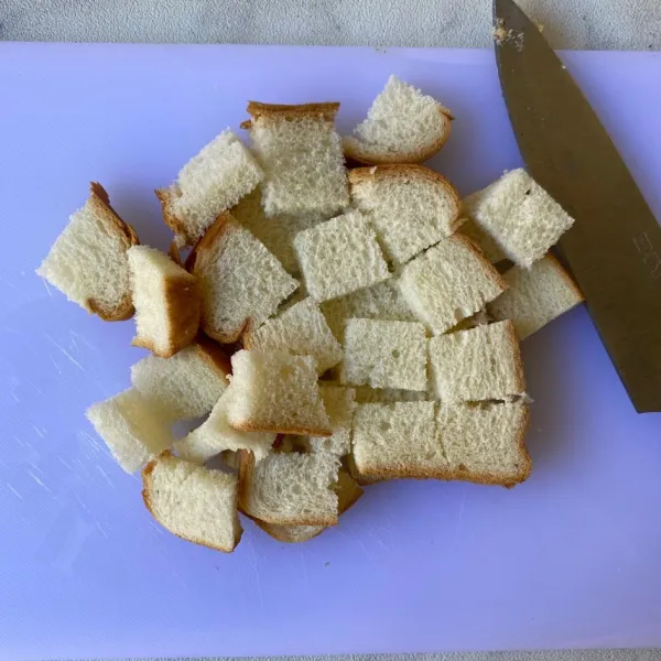 Potong-potong roti tawar sesuai selera.