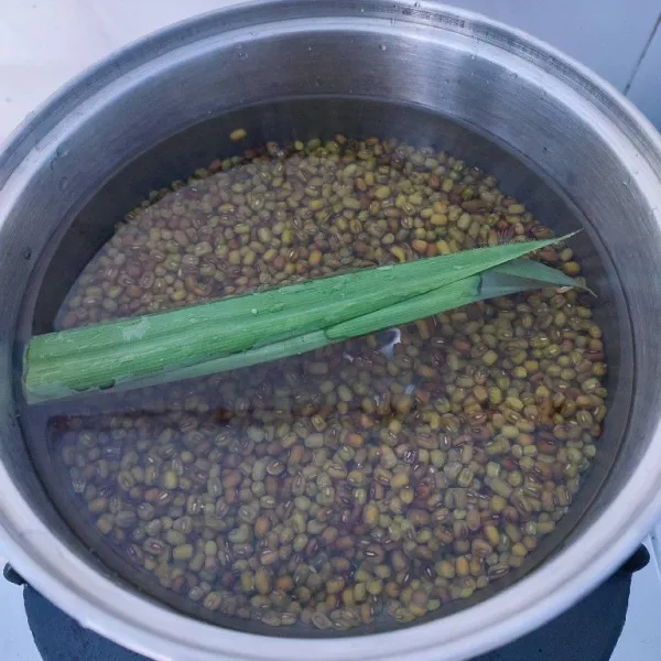 Rebus kacang hijau dan daun pandan hingga empuk.