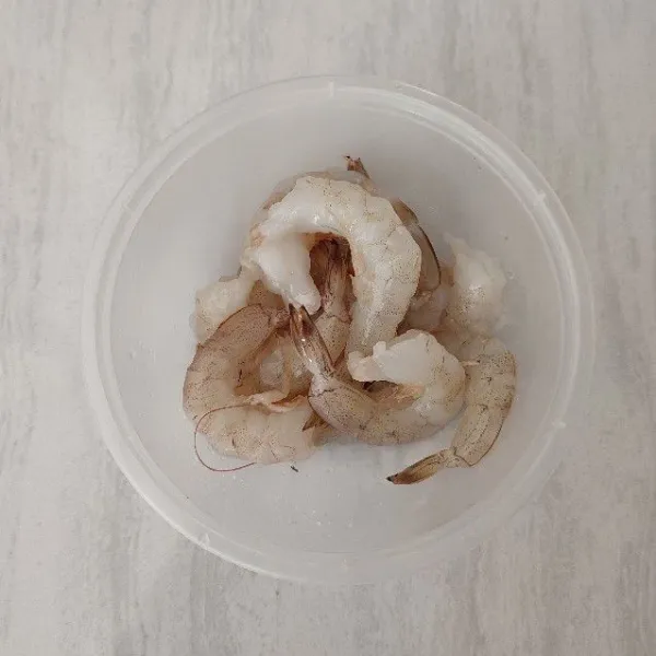 Kupas kepala udang , bersihkan tau udang di punggung, sisakan kulit dan ekornya. Cuci bersih dan sisihkan.