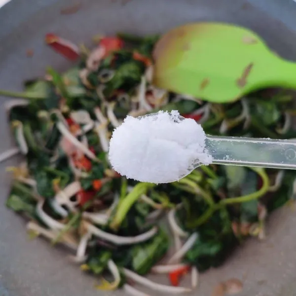 Bumbui dengan garam, gula, merica bubuk dan kaldu jamur. Koreksi rasa dan masak sampai bumbu meresap. Sajikan.