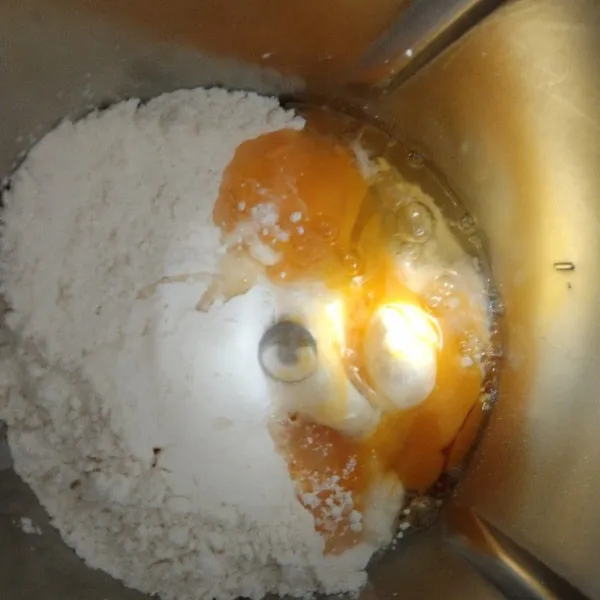Masukkan tepung terigu, telur, garam, dan minyak zaitun ke dalam mixer
