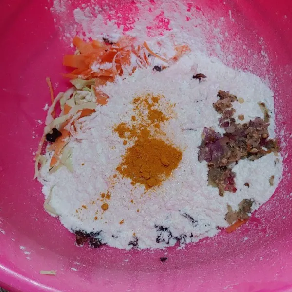 Campur jadi satu sayuran, tepung terigu, tepung maizena, bumbu halus, garam, kaldu jamur dan kunyit bubuk.