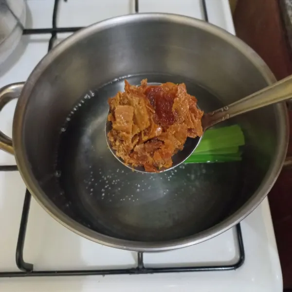 Masukan irisan gula merah, garam dan vanili bubuk, aduk rata.