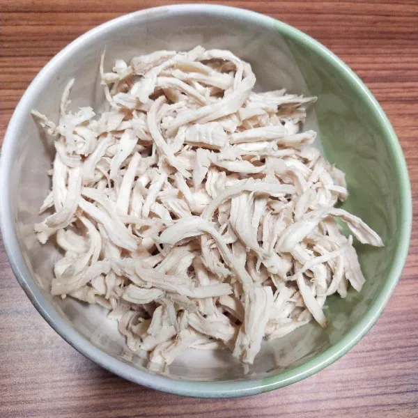 Setelah dada empuk, angkat. Dan suwir-suwir daging dada ayam.