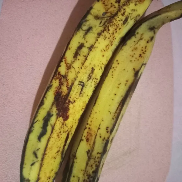 Siapkan pisang tanduk, buka kulitnya.