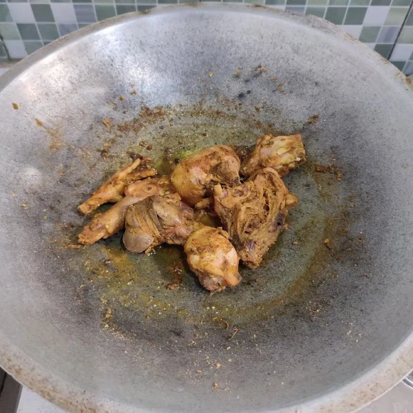 Ungkep ayam dengan bumbu ungkep tambahkan air, kaldu bubuk, dan merica. Masak hingga air asat, matikan api dan biarkan dingin.