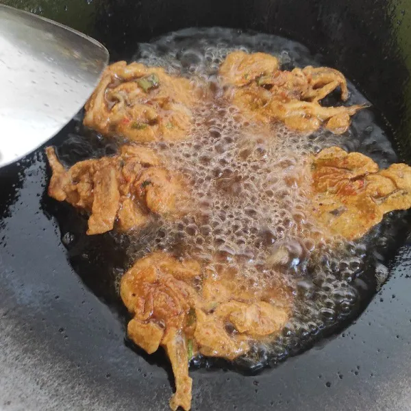 Goreng hingga kuning keemasan, tiriskan. Godok-godok bada siap disajikan.