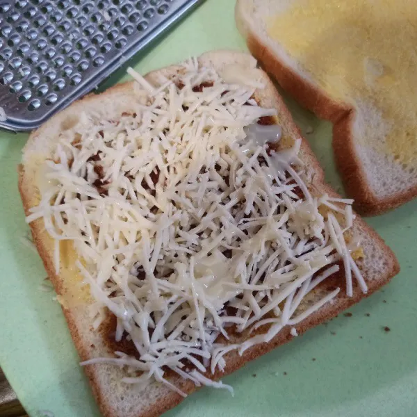 Tambahkan keju parut dan kental manis secukupnya.
