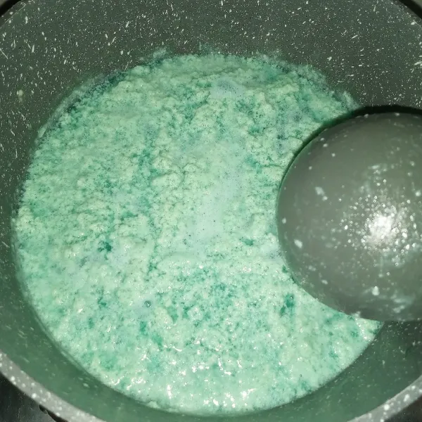 Setelah mulai mendidih kecilkan apinya. Biarkan membentuk gumpalan. Aduk sesekali saja agar tidak terlalu hancur gumpalannya. Setelah mendidih beberapa saat matikan api.