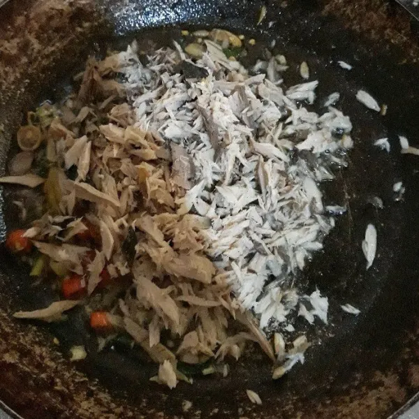 Masukkan tongkol yang sudah disuwir, tambahkan garam, kaldu bubuk, dan lada bubuk. Aduk hingga bumbu meresap.