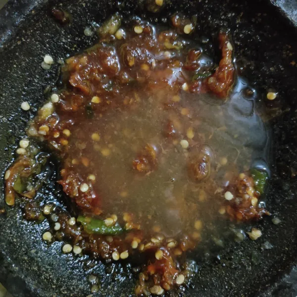 Masukkan air asam, aduk rata, tes rasa.