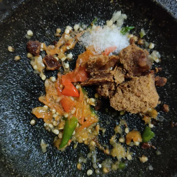 Masukkan gula merah dan garam, aduk rata.