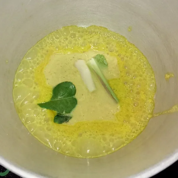 Tumis bumbu halus, daun jeruk dan serai dengan minyak hingga harum.