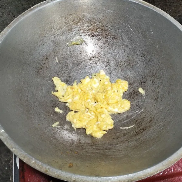 Kocok lepas telur dalam sebuah wadah, beri sejumput garam, penyedap dan merica. Buat orak arik telur dalam wajan.