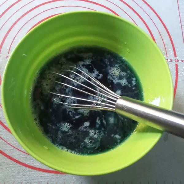Tuang sari bunga telang tambahkan pewarna biru, aduk sampai gula larut.