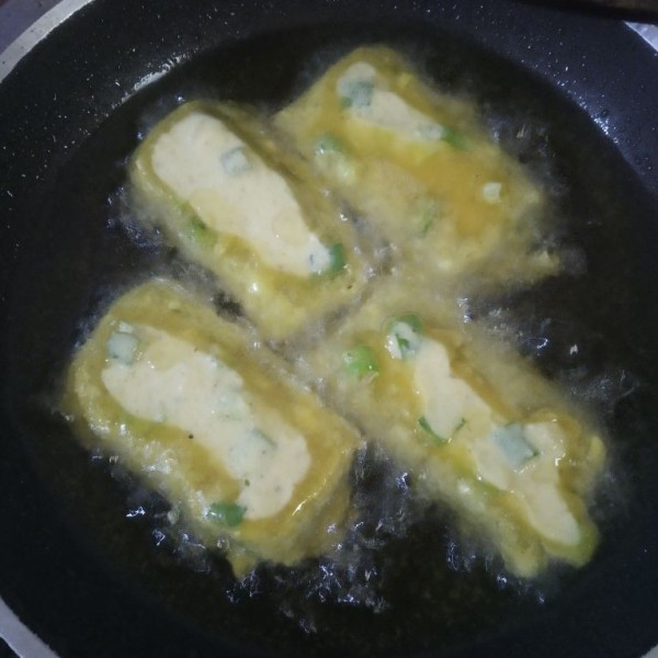Panaskan minyak goreng dan goreng dage sampai matang.