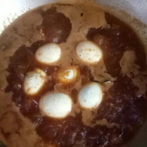 Terakhir masukkan telurnya aduk rata masak hingga kuah meresap, angkat lalu sajikan...