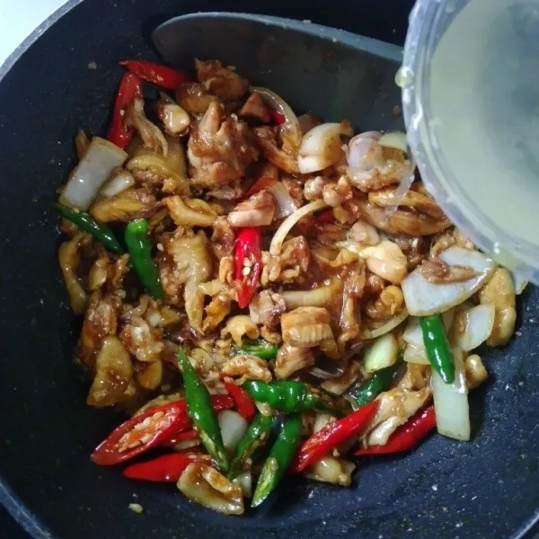 Tambahkan sedikit air, masak sampai semua bahan tercampur merata.