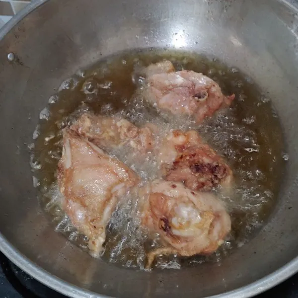 Setelah ayam dimarinasi, panaskan minyak goreng ayam sampai garing dan golden brown. Angkat dan tiriskan. Sajikan dengan sambal.