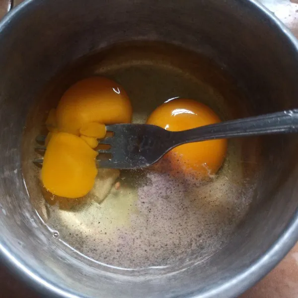 Kocok lepas telur sedikit garam dan lada bubuk.