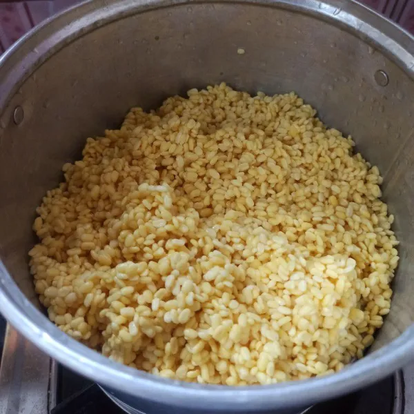 Kukus kacang hijau sampai empuk dan matang, diamkan sampai suhu ruang.