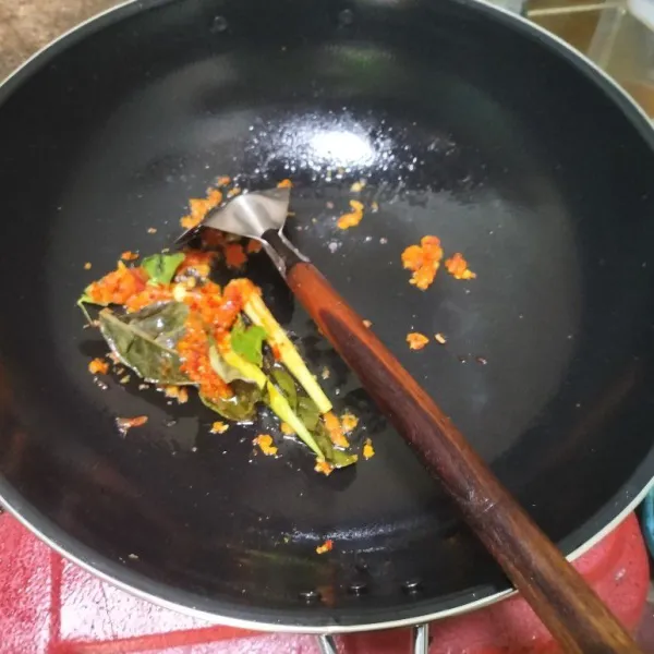 Tumis bumbu halus tadi beserta daun salam dan serai yang telah digeprek hingga harum.