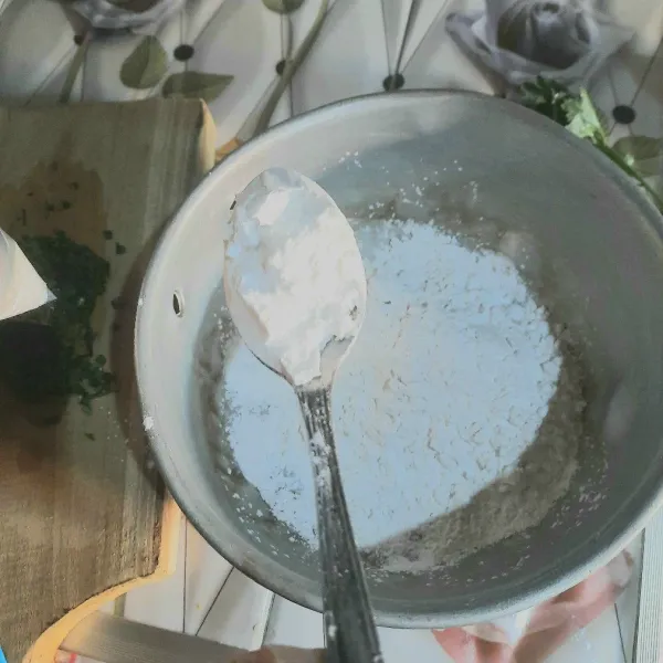 Pertama tama masukan 10 sendok tepung tapioka ke dalam panci.