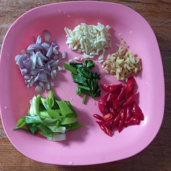 Siapkan bumbu iris : bawang merah, bawang putih,cabe, jahe,daun bawang, dan seledri.