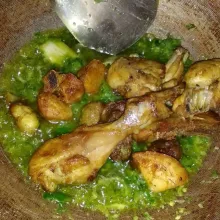 Masukkan daging ayam dan aduk hingga tercampur rata.