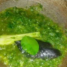 Panaskan minyak goreng, tumis cabe hijau hingga setengah matang. Masukkan serai yang digeprek, daun jeruk, daun salam, asam kandis, garam, kaldu ayam bubuk, micin, dan gula. Aduk hingga tercampur rata.