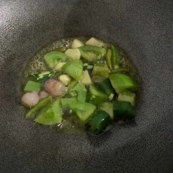 Goreng bahan sambel.