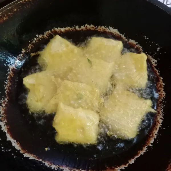 Masukkan kedalam minyak goreng yang sudah dipanaskan.