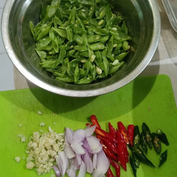 Cuci dan potong sayuran. Iris bawang merah, bawang putih, dan cabai.