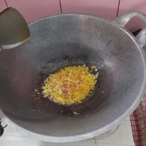 Tumis bawang merah, bawang putih, dan jahe hingga harum.