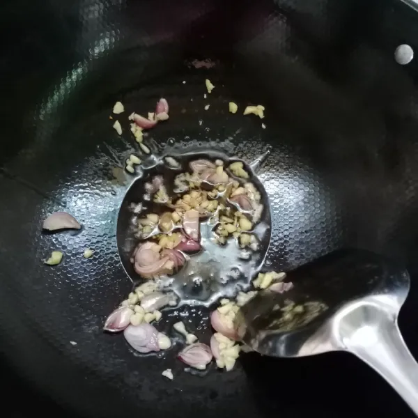 Panaskan 2 sdm minyak, tumis bawang merah dan bawang putih sampai harum.