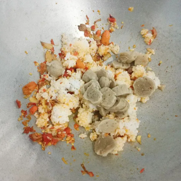 Masukkan bakso sapi.