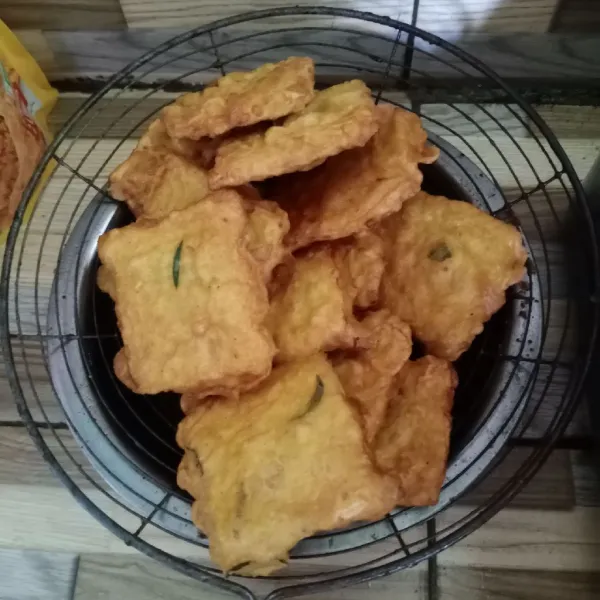 Goreng sampai kuning kecoklatan. Angkat dan tiriskan. Siap disajikan.
