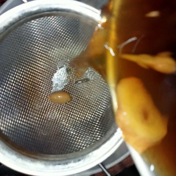 Saring wedang ke dalam gelas, tambahkan gula sesuai selera. Aduk rata dan siap disajikan.