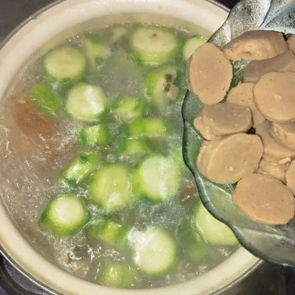 Masukkan bakso, tambahkan gula, garam, penyedap rasa, dan merica bubuk.