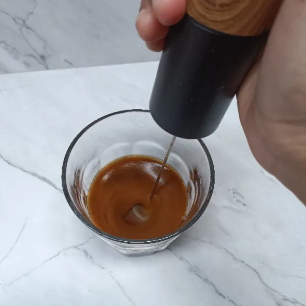 Kocok dengan milk froater.