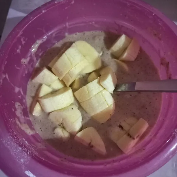 Masukan pisang ke dalam adonan kemudian aduk lagi hingga semua tercampur, dan goreng di minyak panas hingga matang kecoklatan. Siap disajikan.