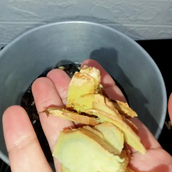 Rebus air hingga mendidih, masukkan jahe dan serai aduk rata, masak hingga mendidih.